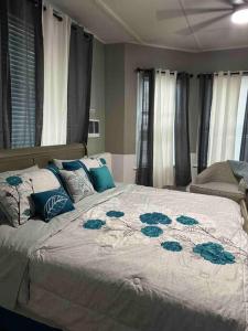 斯克内克塔迪Classic King Suite Apartment的一间卧室配有一张带蓝色枕头的大床
