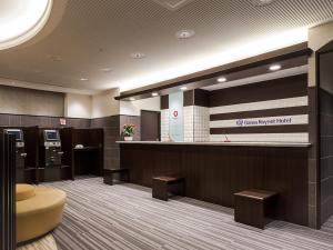 水户茨城水户大和ROYNET酒店(Daiwa Roynet Hotel Ibaraki Mito)的牙科办公室的大厅,带柜台和凳子