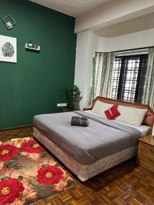 丹那拉打100 Oastel coLiving的一间卧室设有一张大床和绿色的墙壁