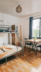 伊洛伊洛City Nest的客房设有双层床和桌子。