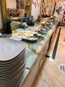 阿菲永索丹酒店的餐桌上的自助餐,包括盘子