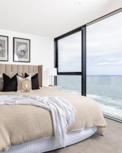 黄金海岸Sandbar Burleigh的一间卧室设有一张大床,享有海景