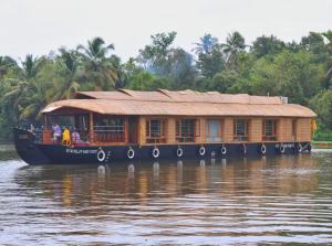 阿勒皮JCT Houseboat的水面上的人一起坐船