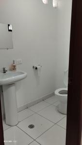 基多The Dream House的白色的浴室设有水槽和卫生间。