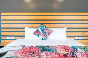 霍尔布鲁克Holbrook Motel的一张带木制床头板的床和两个枕头
