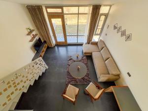 比尔瓦Bir Valley Retreat的客厅配有沙发和桌子