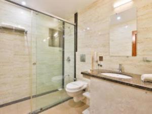 阿南德HOTEL RADHE Anand的浴室配有卫生间、淋浴和盥洗盆。