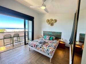 厄唐萨雷Aloes - Villa Salba. Panoramic view.的一间卧室设有一张床,享有海景