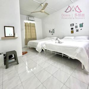 大山脚SEMI-D Taman Impian, Bukit Mertajam, 15pax的白色客房的两张床,设有天花板