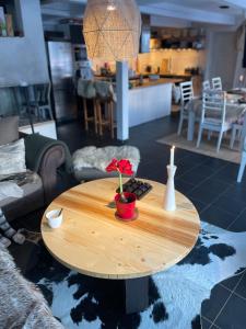 奥勒埃德文斯瓦格8号别墅的一张咖啡桌,上面放着蜡烛和鲜花