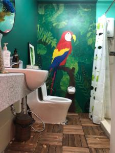 马尼拉Staycations by SMS的一间带卫生间的浴室和墙上的一只鸟