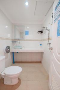 涛岛Revolution Koh Tao的一间带卫生间和水槽的浴室