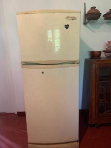 米迪加马东Unrushed Midigama的厨房角落里的旧冰箱