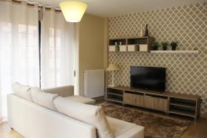 纳赫拉Apartamentos Vino y Camino的客厅配有白色沙发和电视
