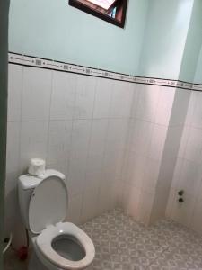 美奈红地旅馆的一间位于客房内的白色卫生间的浴室