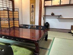 串本町GUESTHOUSE & SAUNA 杜（mori）的一间会议室,配有木桌和椅子