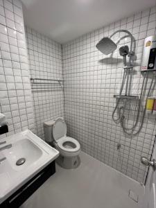 清迈激励之家酒店的白色的浴室设有卫生间和水槽。