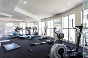 悉尼Gia Sydney的健身房设有数台跑步机和健身自行车