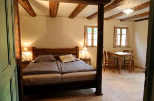 皮尔纳Ferienhaus Lindenhof Graupa的卧室配有一张床和一张桌子