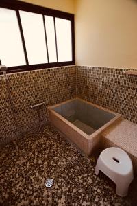 真庭市北房まちの駅 ゲストハウス的带浴缸和卫生间的浴室。