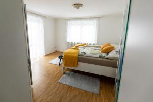 萨尔茨堡Wohnung am Stadtrand的一间卧室配有一张带黄色枕头的床。