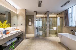 重庆重庆解放碑步行街亚朵X酒店的浴室配有2个盥洗盆、淋浴和浴缸。