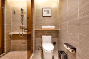 北京北京安贞亚朵S酒店的一间带卫生间和淋浴的浴室