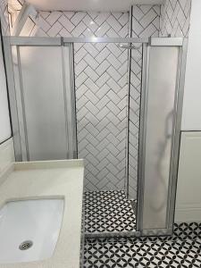 安塔利亚Cosy suites hotel的浴室里设有玻璃门淋浴