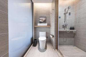滨海新区天津滨海三大街MSD亚朵酒店的一间带卫生间和淋浴的浴室