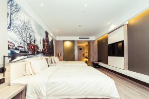 上海上海浦东机场亚朵酒店的一间卧室设有两张大床和电视