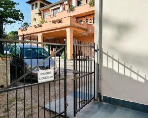 PetrignanoAssisi, Angolo di Matilde的房屋前有标志的大门