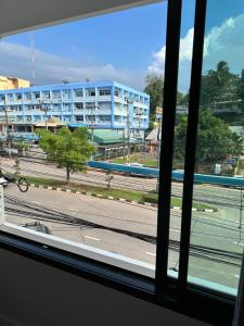 Ban Tha KhamNADPOB Station นัดพบสเตชั่น的从窗户可欣赏到建筑的景色