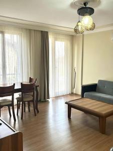 SamanlıКвартира с кухней и балконом (№2)的客厅配有沙发和桌椅