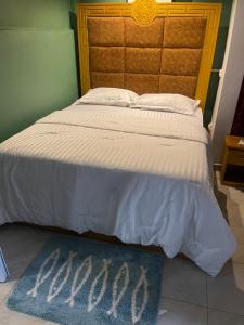 林贝Primier Mansion Guest Home的一间卧室配有一张蓝色地毯的床