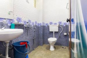 卡兰古特Cerca Del Mar的一间带卫生间和水槽的浴室