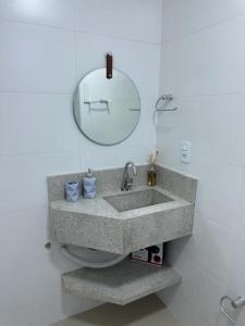 伊塔佩马Apartamento à 390m do Mar的一间带水槽和镜子的浴室