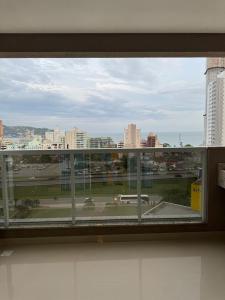 伊塔佩马Apartamento à 390m do Mar的开放式窗户享有城市美景。