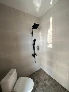 BaturajaPinggan Cliff的一间带卫生间和墙上摄像头的浴室