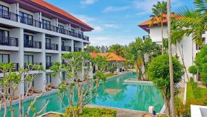 迈考海滩D Varee Mai Khao Beach Resort, Thailand的享有酒店庭院和游泳池的景色