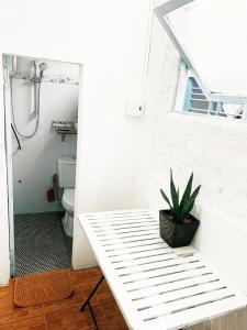 绥和市萨姆斯特民宿的带卫生间的浴室内的白色长凳