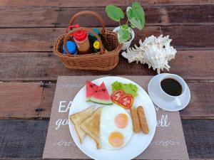 格兰岛Thongtalay Bed & Breakfast Koh Larn的鸡蛋和面包,咖啡等食物