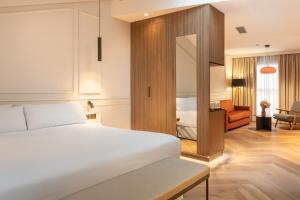 毕尔巴鄂Bilder Boutique Hotel的一间卧室设有一张床和一间客厅。