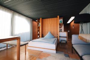 柏林JULIA - Schwimmendes Apartment的一间卧室配有一张床、一张桌子和一张书桌