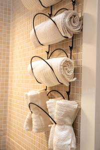 卡塞塔Royal Palace B&B的浴室毛巾架上的一束毛巾