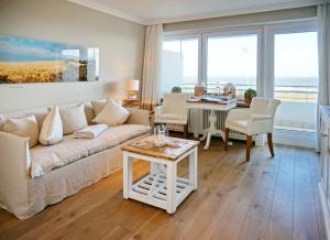 文尼斯塔特Seafront Duenenhof zum Kronprinzen的客厅配有沙发和桌子