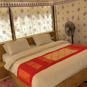 斋沙默尔Night Stay Camp的一间卧室设有一张大床和窗户