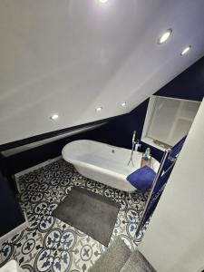 MarsworthStartop Farmhouse的浴室设有白色卫生间和蓝色的墙壁。