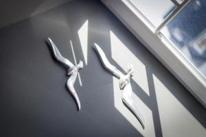 文尼斯塔特Landhaus Berthin Bleeg Die Syltlou的窗边墙上的两只金属鸟