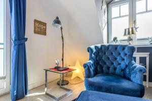 文尼斯塔特Landhaus Berthin Bleeg Die Syltlou的客厅配有蓝色椅子和桌子