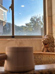 台北北投馥悦温泉酒店的坐在窗边的玻璃柱上的猫头鹰雕像
